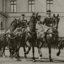 Utstillingen "Den kongelige stall. Hestehold og ekvipasjer" åpnet 12. oktober 2017. 1931: Kong Haakon og hoffsjef Jakob Roll Knagenhjelm i åpen landauer 1931. Bildet er kun til redaksjonell bruk - ikke for salg. Foto: Carsten Sætren, De kongelige samlinger.