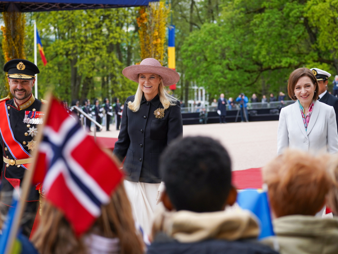 The Crown Prince Couple and Moldova's President Maia Sandu greet school children in the Palace Square. Photo: Liv Anette Luane, The Royal Court