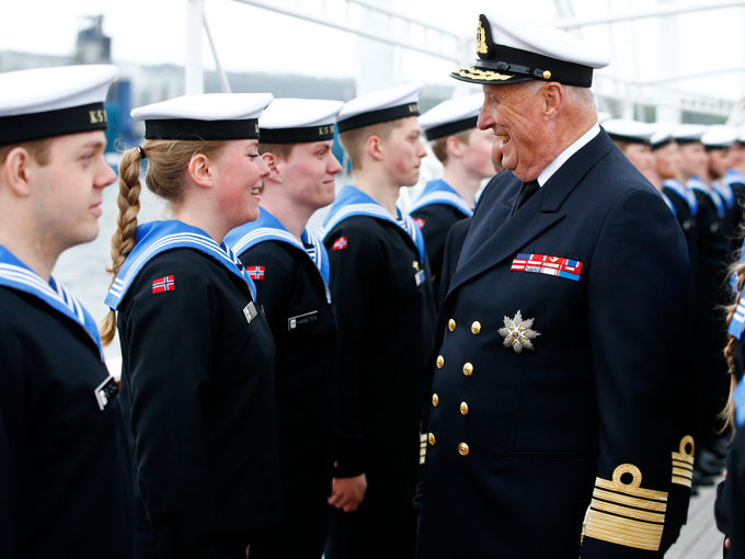 Kongen hilser på mannskapet under embarkeringen i 2016. Foto: Vidar Ruud / NTB scanpix