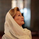 The Queen inside the Blue Mosque. (Photo: Lise Åserud, NTB scanpix)