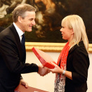 King Harald and President Komorowski oversees the signing of several agreements between Norway and Poland. Here, Norwegian Minister of Foreign Affairs Jonas Gahr Støre and Polish Minister for Regional Affairs, Elzbieta Bienkowska. (Photo: Lise Åserud / NTB scanpix)