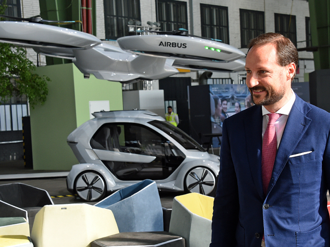 Many green transport solutions were on display in Hangar 5 at Tempelhof. Photo: Sven Gj. Gjeruldsen, The Royal Court.