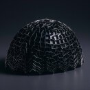 Fra utstillingen "Tone Vigeland. Smykker og skulptur": Hodesmykke i sølv, 1992. Bildet er kun til redaksjonell bruk - ikke for salg. Foto: Tone Vigeland/Galleri Riis