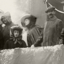 Kong Haakon og Dronning Maud på Kongetribunen i 1910. Fotograf: Ukjent, De kongelige samlinger
