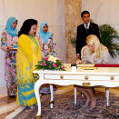 Signing of the guest protocol followed the welcoming ceremony (Photo: Gorm Kallestad / Scanpix)