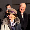 King Harald and Queen Sonja on their walk through the old town of Bratislava (Photo: Radovan Stoklasa / Reuters /Scanpix)