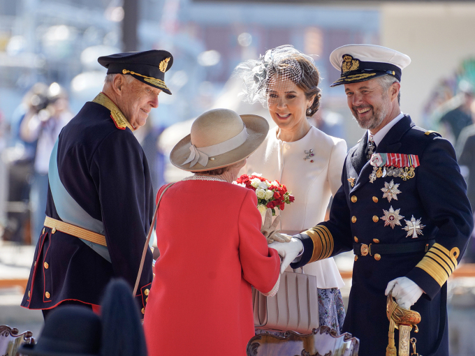 King Frederik and Queen Mary were warmly welcomed by King Harald and Queen Sonja. Photo: Ole Berg Rusten, NTB