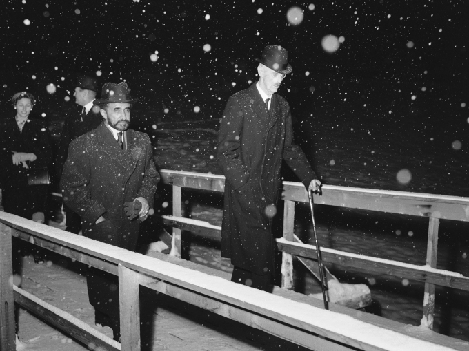 Kong Haakon og Keiser Haile Selassie ble godt kjent mens begge var i eksil i Storbritannia under den første delen av 2. verdenskrig. Norge var okkupert av Tyskland - Etiopia av Italia. Her er de to sammen i Oslo i november 1954, da Keiseren var på statsbesøk i Norge (Foto: Scanpix)
