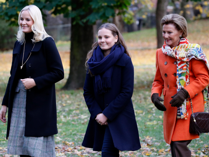 Dronningen, Kronprinsessen og Prinsessen ankommer avdukingen av Roggbif og Mannen uten ansikt i 2017. Foto: Lise Åserud, NTB scanpix