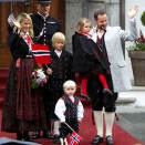 The Crown Prince and Crown Princess' family greeting the Children's Parade in Asker (Photo: Cornelius Poppe, Scanpix)