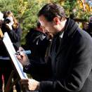 The Crown Prince signing his signature at the view point "The stone man" in Kragerø (Photo: Knut Falch, Scanpix)