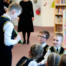Many of the children had brought their own favourite book and told the Crown Prince and Crown Princess about it. Photo: Lise Åserud, NTB scanpix. 
