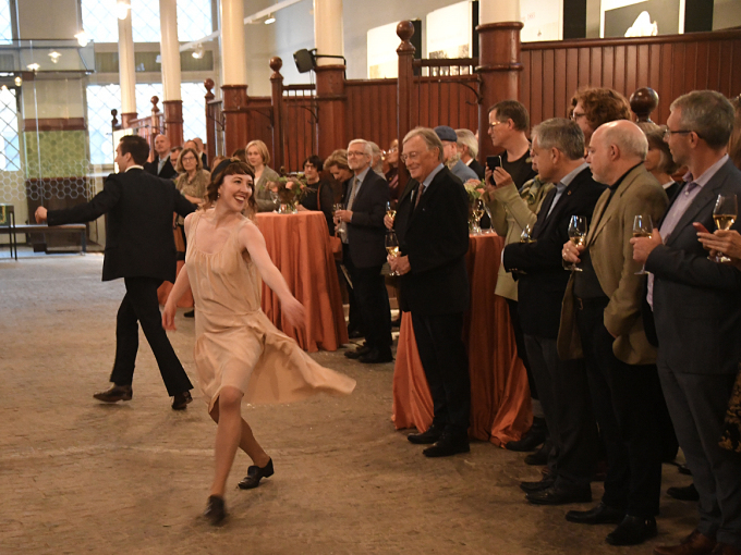 Caroline Johnsen og Audun Kveberg viste gjestene foxtrot - en av Dronning Mauds favoritter. Foto: Sven Gj. Gjeruldsen, Det kongelige hoff.