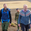 Kronprins Haakon besøkte Island 12. til 14. oktober 2022. Kronprinsen og president Guðni Th. Jóhannesson på vei mot vulkanen Fagradalsfjall 12. oktober. Bildene er kun til redaksjonell bruk - ikke for salg, og kan benyttes fritt mot kreditering. Foto: Liv Anette Luane, Det kongelige hoff