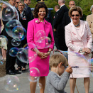 Their Majesties were greeted by children blowing soap bubbles on their arrival at the Science Centre (Photo: Cornelius Poppe / NTB scanpix)