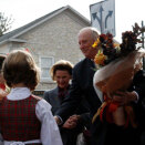 The King and Queen are greeted with flowers outside Vesterheim Museum (Photo: Urd Berge Milbury)