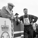 Winner of the 50 km cross-country, Harald Grønningen, with King Olav at the Norwegian Skiing Championships at Røros in 1961 (Photo: NTB / Scanpix)