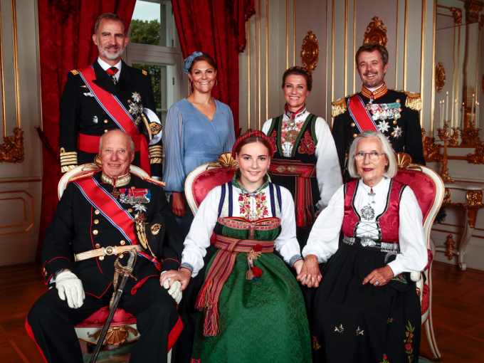 The Princess with her godparents: HM King Harald, HM King Felipe of Spain, HRH Crown Prince Frederik of Denmark, HRH Crown Princess Victoria of Sweden, HH Princess Märtha Louise and Ms Marit Tjessem. Photo: Lise Åserud, NTB scanpix