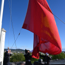 Presis klokken 08.00 gikk festflagget til topps på Slottets tak. Handoutbilde fra Det kongelige hoff. Publisert 17. mai 2020. Bildet er til redaksjonell bruk, ikke for salg. Foto: Sven Gj. Gjeruldsen, Det kongelige hoff