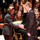 The King and Queen presented with a ceramic platter during their visit to Luther College. The gift was presented by Norwegian student Robert Vangen (Photo: Lise Åserud / Scanpix)  