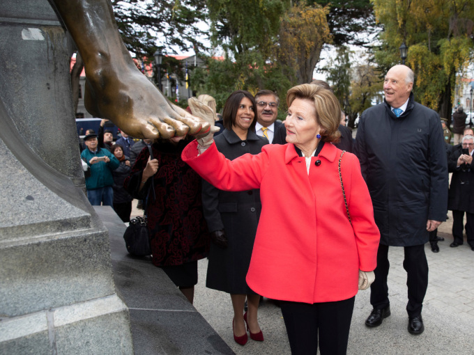 Visitors to Punta Arenas often stop to touch the toes of one of the figures on the Magellan statue... Photo: Tom Hansen, Hansenfoto.no