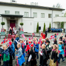 The Crown Prince and Crown Princess and their family greet the Asker municipality children’s parade outside Skaugum Estate. Photo: Vegard Wivestad Grøtt / NTB scanpix