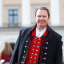 Skuespilleren Bjarte Hjelmeland holdt tale for Kongeparet. Foto: Torstein Bøe / NTB scanpix
