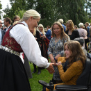 Kronprinsessen i snakk med gjestene. Publisert 1. september 2016. Handoutbilde fra Det kongelige hoff. Bildet er kun til redaksjonell bruk - ikke for salg. Foto: Sven Gj. Gjeruldsen, Det kongelige hoff