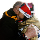 Vinnerne tok Kongen mot på Kongetribunen. Marit Bjørgen fikk en klem av Kong Harald etter seier på 10-kilometeren. Foto: Lise Åserud / Scanpix.