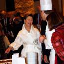 King Harald and Queen Sonja discuss the "Taste of Norway" buffet with chef Harald Berger (Foto: Lise Åserud / Scanpix)