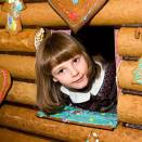 Princess Ingrid Alexandra looking out of the gingerbread house (Foto: Terje Bendiksby / Scanpix)
