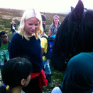 On the walk down, The Crown Prince and Crown Princess met children from Sollia (Photo: Lise Åserud, Scanpix)