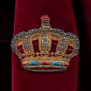 Utstillingen "Slottets håndverk - skapt gjennom 200 år" åpner for publikum 29. januar 2023. Den satte søkelys på håndverksfag og viste fram noen av de vakreste håndverksgjenstandene vi har i Norge. Her detalj fra kroningskappen, 1846. Foto: Øivind Möller Bakken, De kongelige samlinger