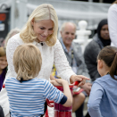 Kongefamilien fikk mulighet til å "sykle seg en smoothie".  Foto: Ole Martin Wold / NTB scanpix