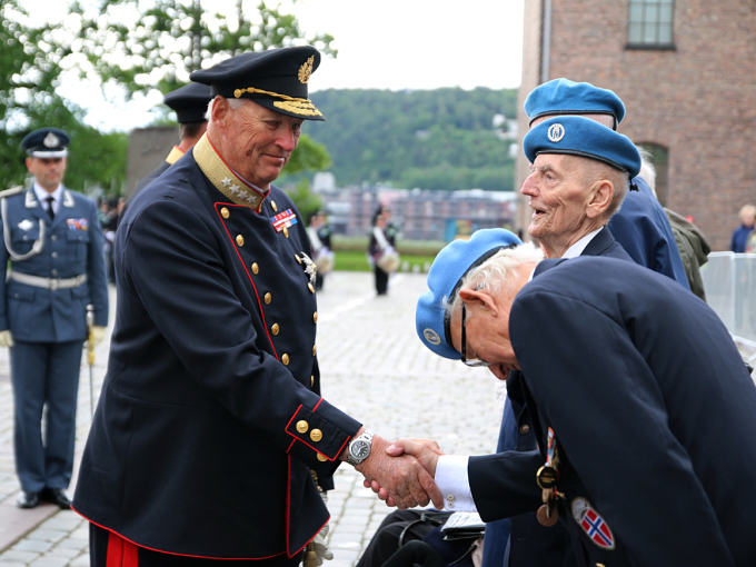 King Harald greets veterans of the NORMASH field hospital. Photo: Sara Svanemyr, The Royal Court.