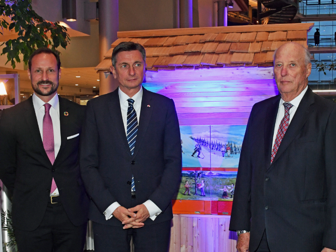 Crown Prince Haakon, President Pahor and King Harald in front of the Slovenian apiary. Photo: Sven Gj. Gjeruldsen, the Royal Court