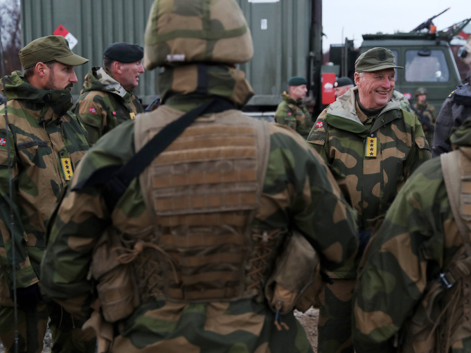 King Harald and Crown Prince Haakon met soldiers from the Brigade Nord Artillery Battalion. Photo: Torbjørn Kjosvold, Norwegian Armed Forces 