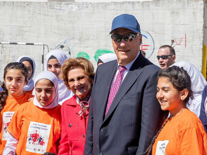 The King and Queen greet Jordanian and Syrian girls on the football pitch in Salt. Photo: Tom Hansen, Hansenfoto.no 