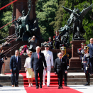 The state visit began with a wreathlaying ceremony at the National Monument at Plaza San Martin in Buenos Aires. Photo: Heiko Junge / NTB scanpix