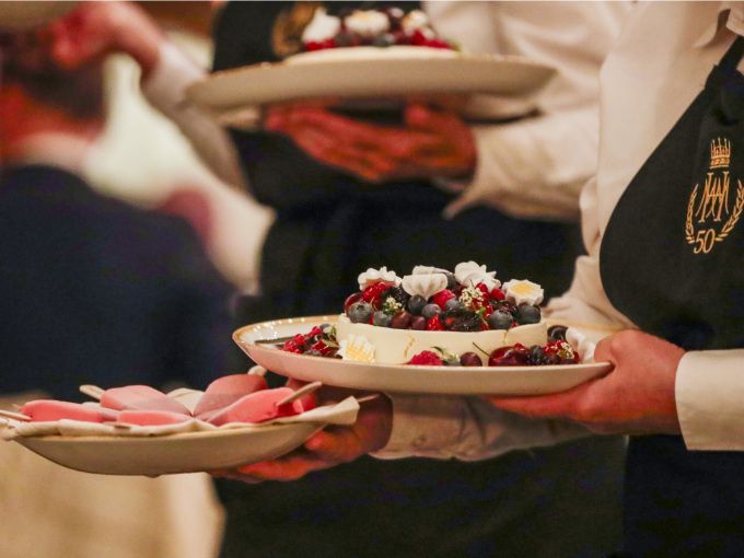 Birthday cake and ice lollies rounded off the meal. Photo: Stian Lysberg Solum / NTB